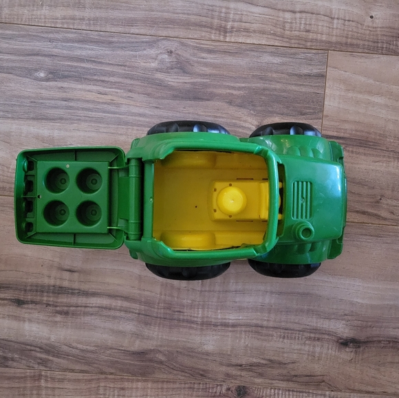 MEGA BLOKS John Deer Tractor - Picture 4 of 5